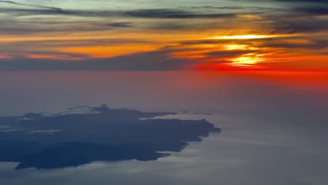 Vista-Aérea-Grabada-Desde-La-Cabina-De-Un-Jet-De-Una-Espectacular-Puesta-De-Sol-Roja-Cerca-De-La-Isla-De-Ibiza,-España,-Volando-A-7000-M-De-Altura