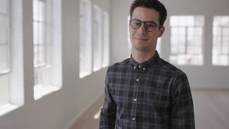 retrato de un atractivo joven hipster con gafas sonriendo confiado disfrutando de un estilo de vida exitoso movimiento hombre independiente en un nuevo apartamento