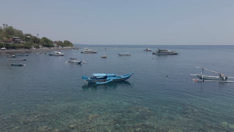 Überführungsauslegerboote-Vertäut-Am-Kiesstrand-Von-Jemeluk-Auf-Bali