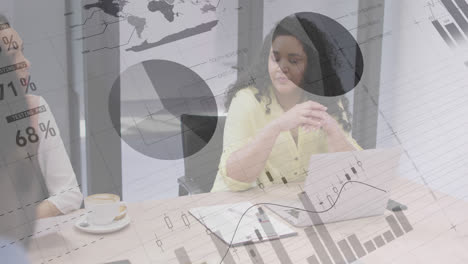 animación del procesamiento de datos estadísticos contra mujeres biraciales discutiendo con colegas en la oficina