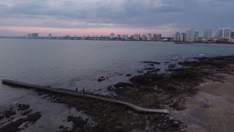 pareja caminando por el muelle en un día nublado con