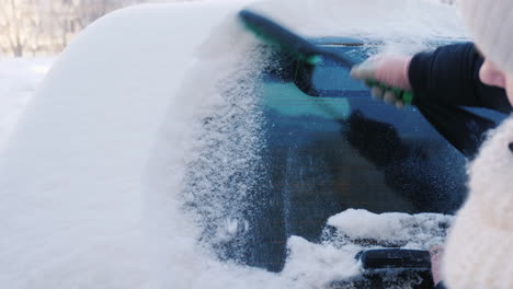 一個女人從她的車上移除雪