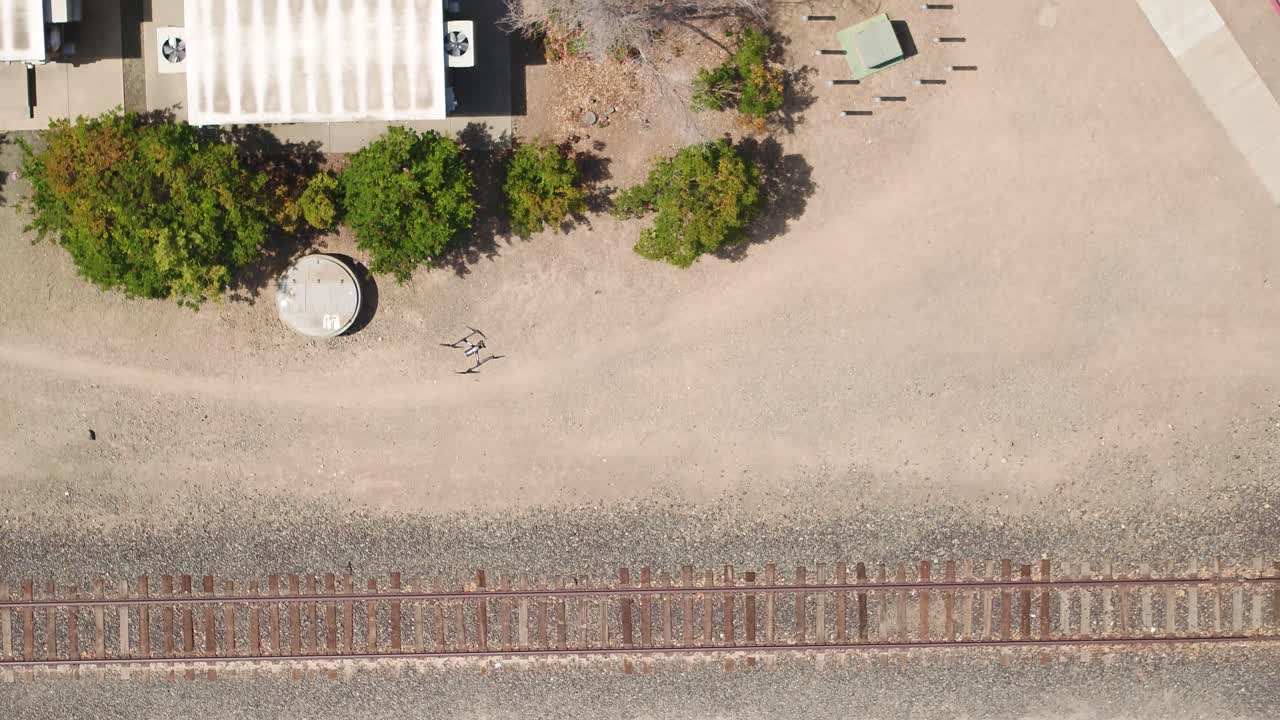 дрон осматривает линии электропередач сверху, передающую башню, столб электропередач