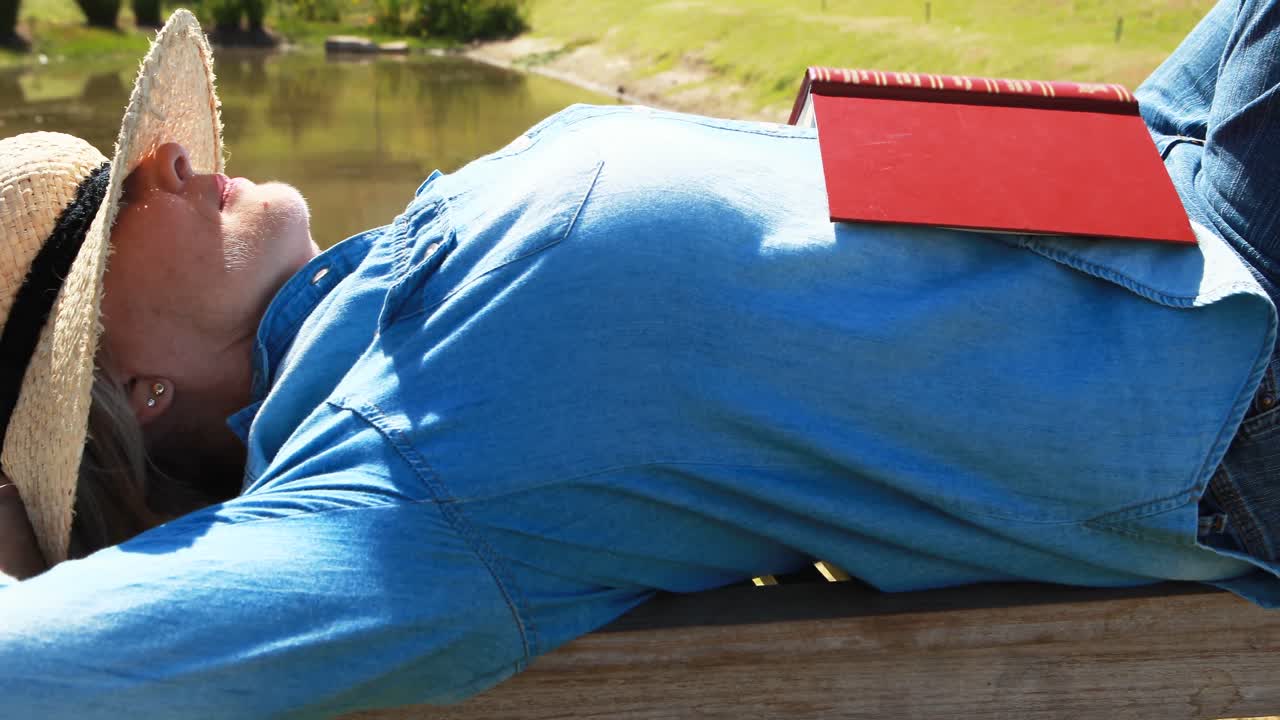 벤치에서 자고 있는 고령 여성