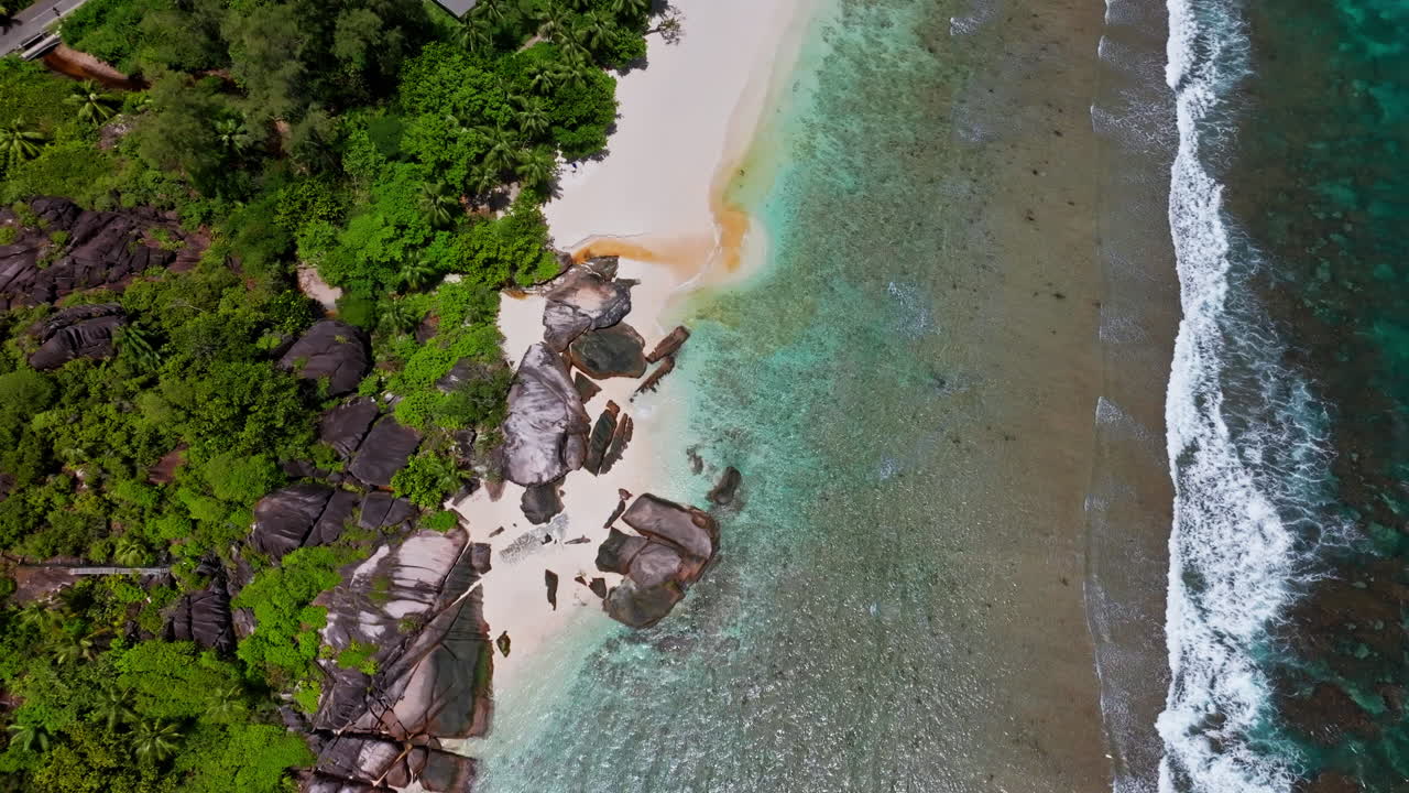 Spiaggia esotica deserta delle Seychelles con sabbia bianca.