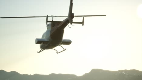 helicóptero volando en cámara lenta extrema y cielo al atardecer