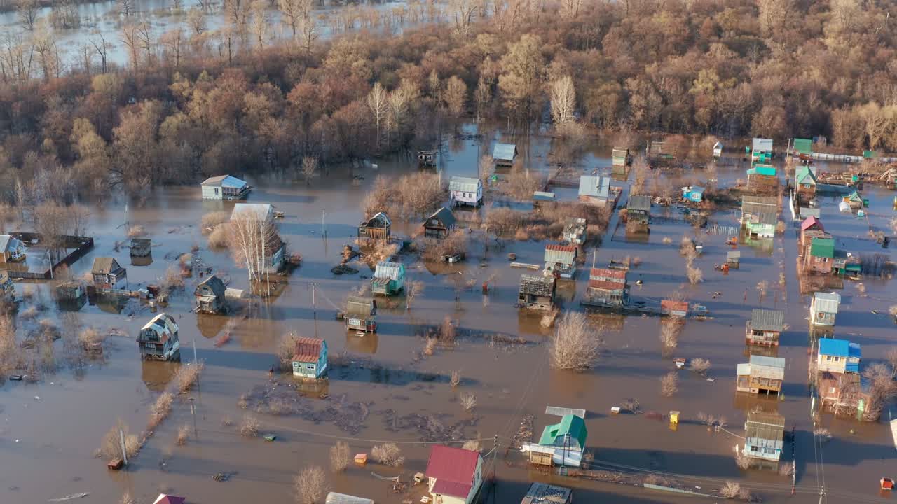 Концепции защиты населенных пунктов и экономических объектов от наводнений и негативного воздействия воды. Вид на деревню вечером