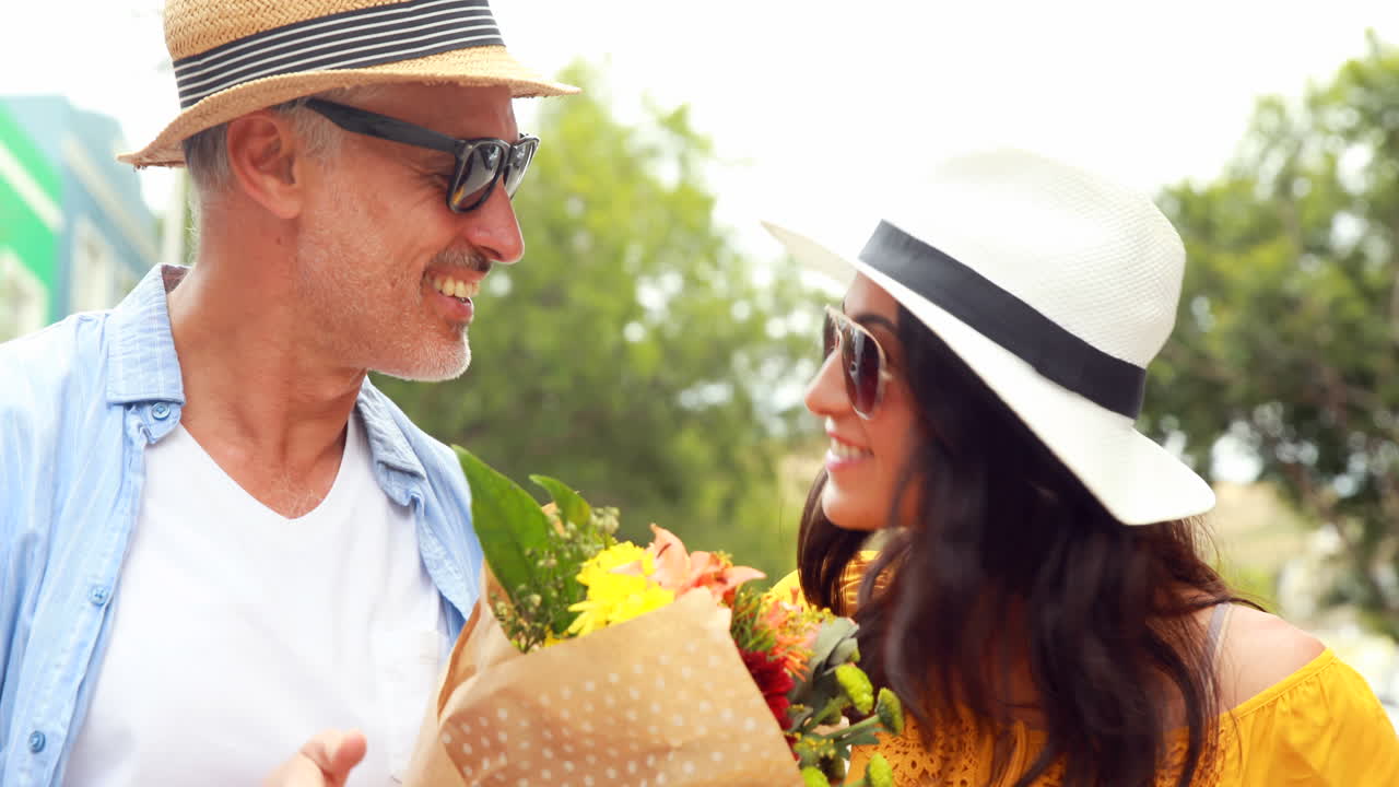 pareja sonriente con flores
