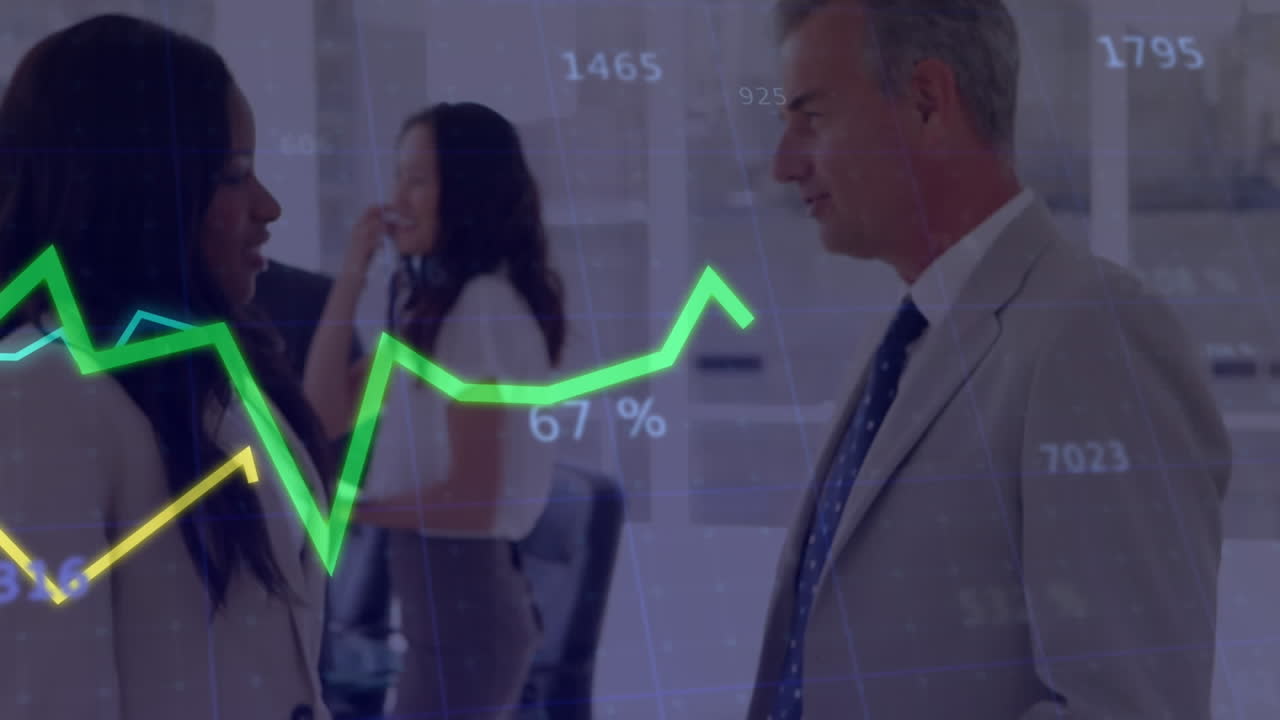 animación del procesamiento de datos estadísticos contra diversos hombres y mujeres de negocios que se estrechan la mano