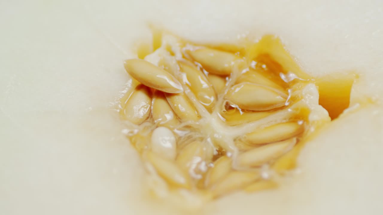 씨이 들어있는 익은 맛있는 멜론.