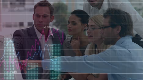 animación del procesamiento de datos contra diversos empresarios discutiendo sobre la computadora en la oficina