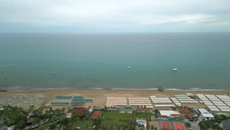 impresionante playa en la pintoresca ciudad turística de side en la costa mediterránea de turquía