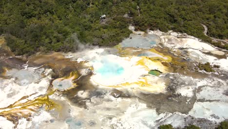 vista aérea de la zona geotérmica de orakei korako en nueva zelanda durante el día - toma de dron