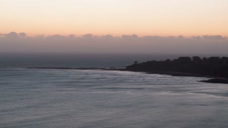 Stationäre-Drohnenaufnahme-Der-Wellen,-Die-Auf-Den-Strand-Im-Pazifischen-Ozean-Treffen