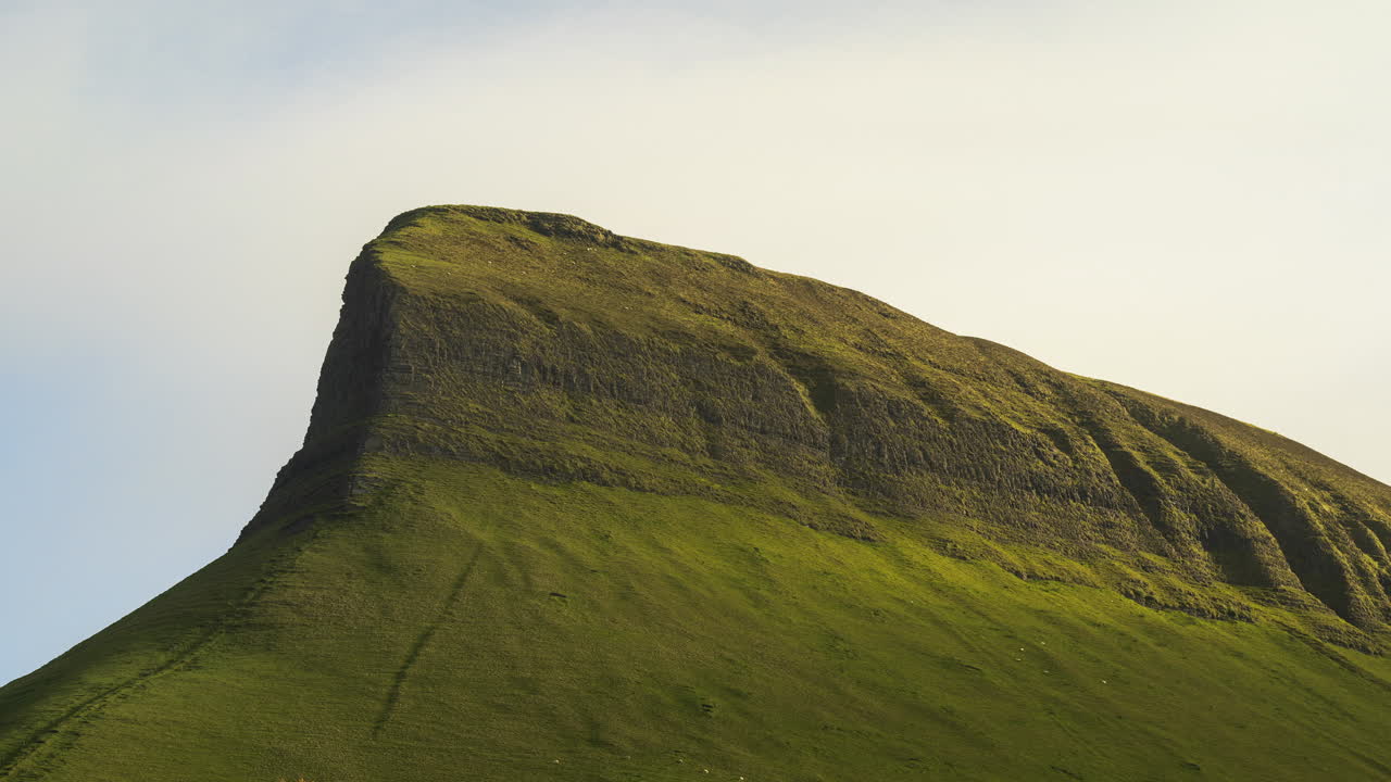 Time lapse maalaismaisemasta ja nurmikentästä lampaiden kanssa etäällä ja liikkuvine pilvineen Benbulben-vuoren luona Sligon kreivikunnassa Irlannissa.