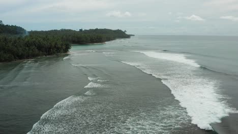 vuelo sobre las olas del océano índico y oleaje en la remota isla indonesia