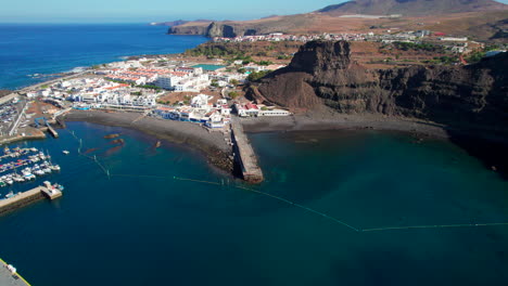 Flug-In-Richtung-Puerto-De-Las-Nieves-In-Einer-Beeindruckenden-Aufnahme-Mit-Wunderschönen-Farben-Des-Agaete-Tals