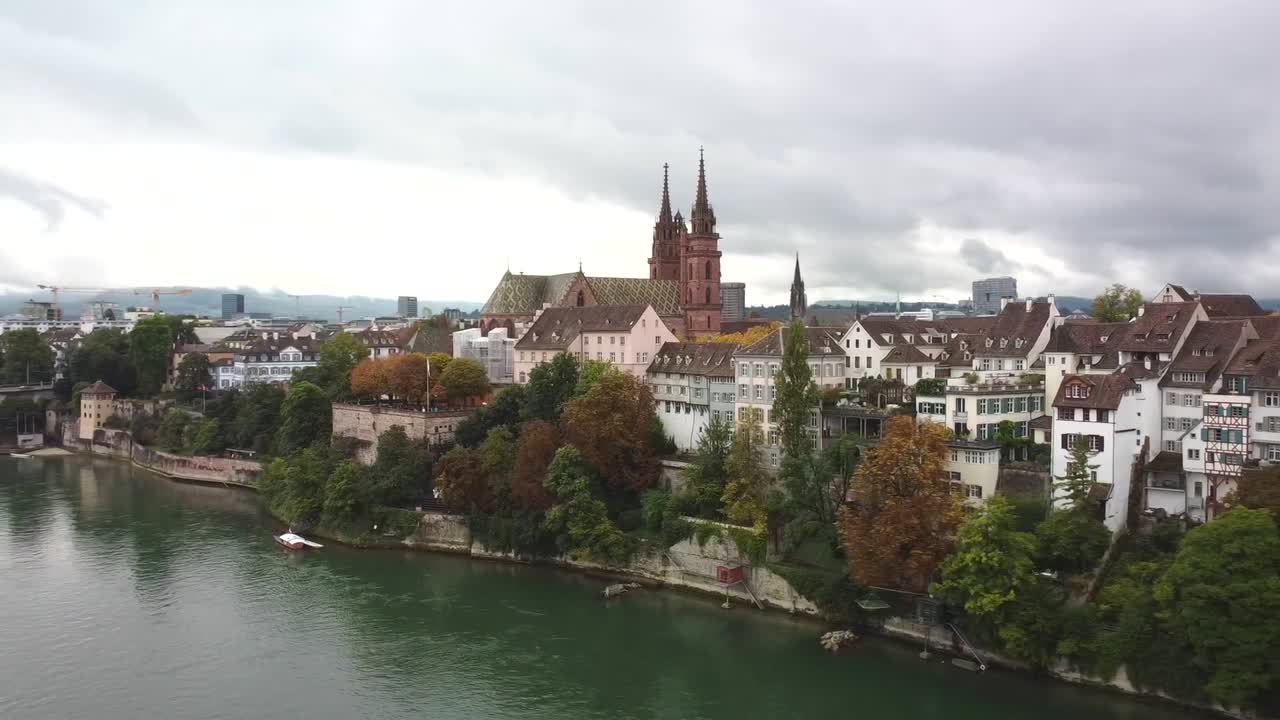 Cattedrale di Basilea che si affaccia sul fiume Reno, Svizzera.