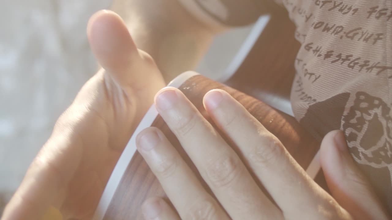 기타로 리듬을 연주하는 음악가