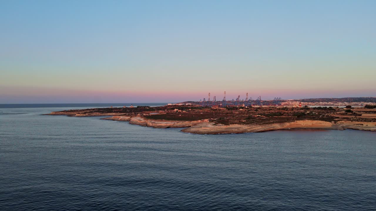 Vista aérea do litoral de Marsaxlokk, em Malta, durante o pôr do sol