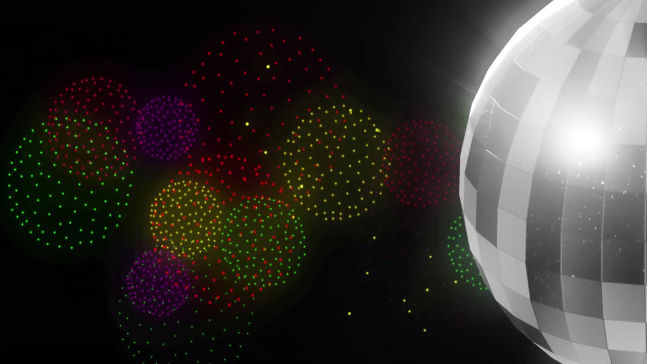 Animazione di una sfera da discoteca su forme e fuochi d'artificio su sfondo nero.