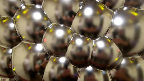 la textura de las bolas metálicas brillantes y pulidas.