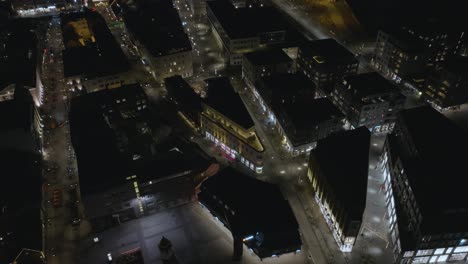 calle de la ciudad iluminada por luces urbanas y edificios en reykjavik, aérea