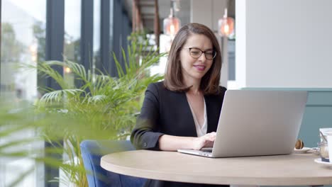 Mujer-De-Negocios-Inteligente-De-Pie-Sobre-Edificio-Moderno