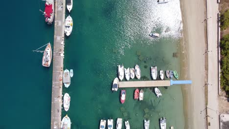 Von-Oben-Nach-Unten-Fliegende-Yachten-Im-Hafen