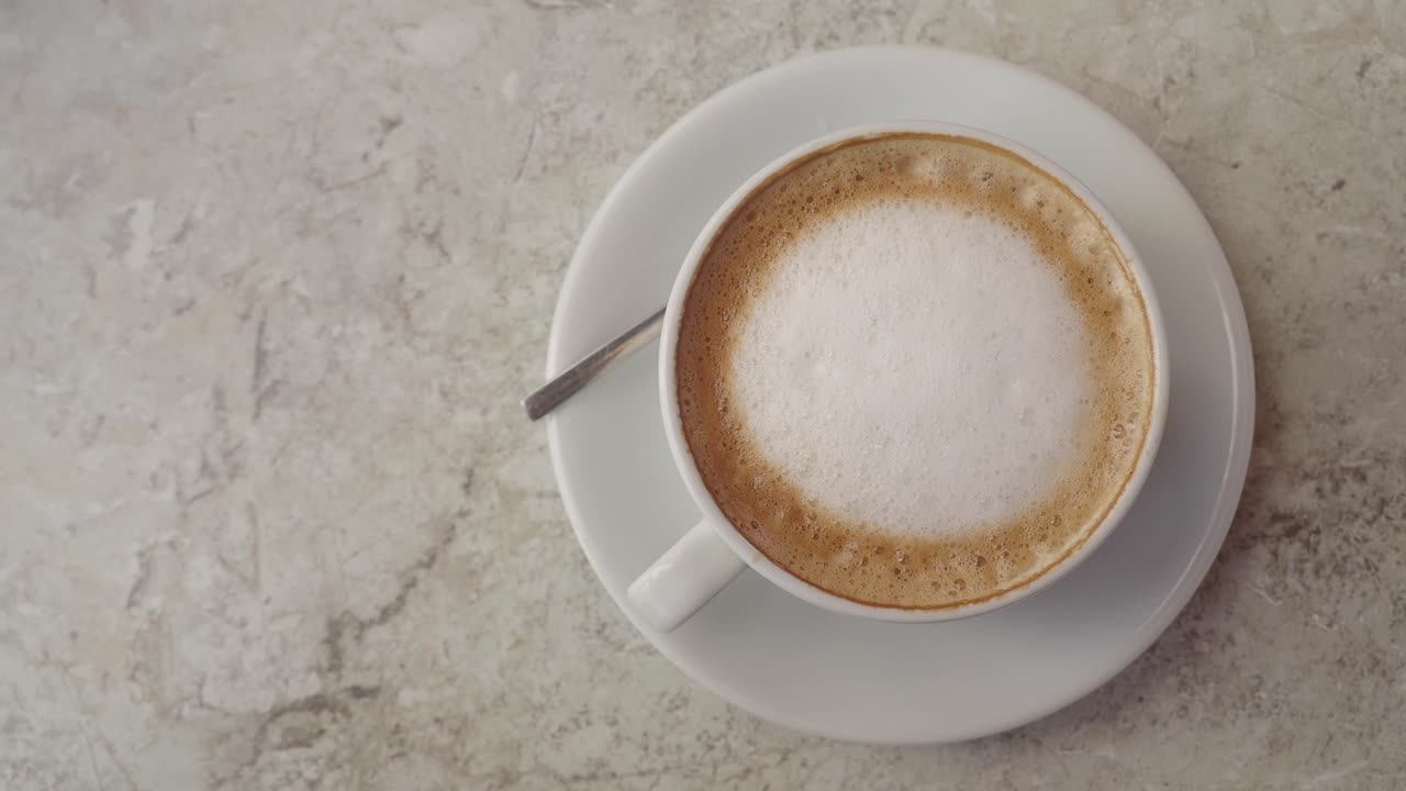 Cappuccino i en hvid kop