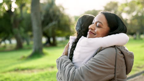 abrazo, parque y niño corriendo a la madre al aire libre