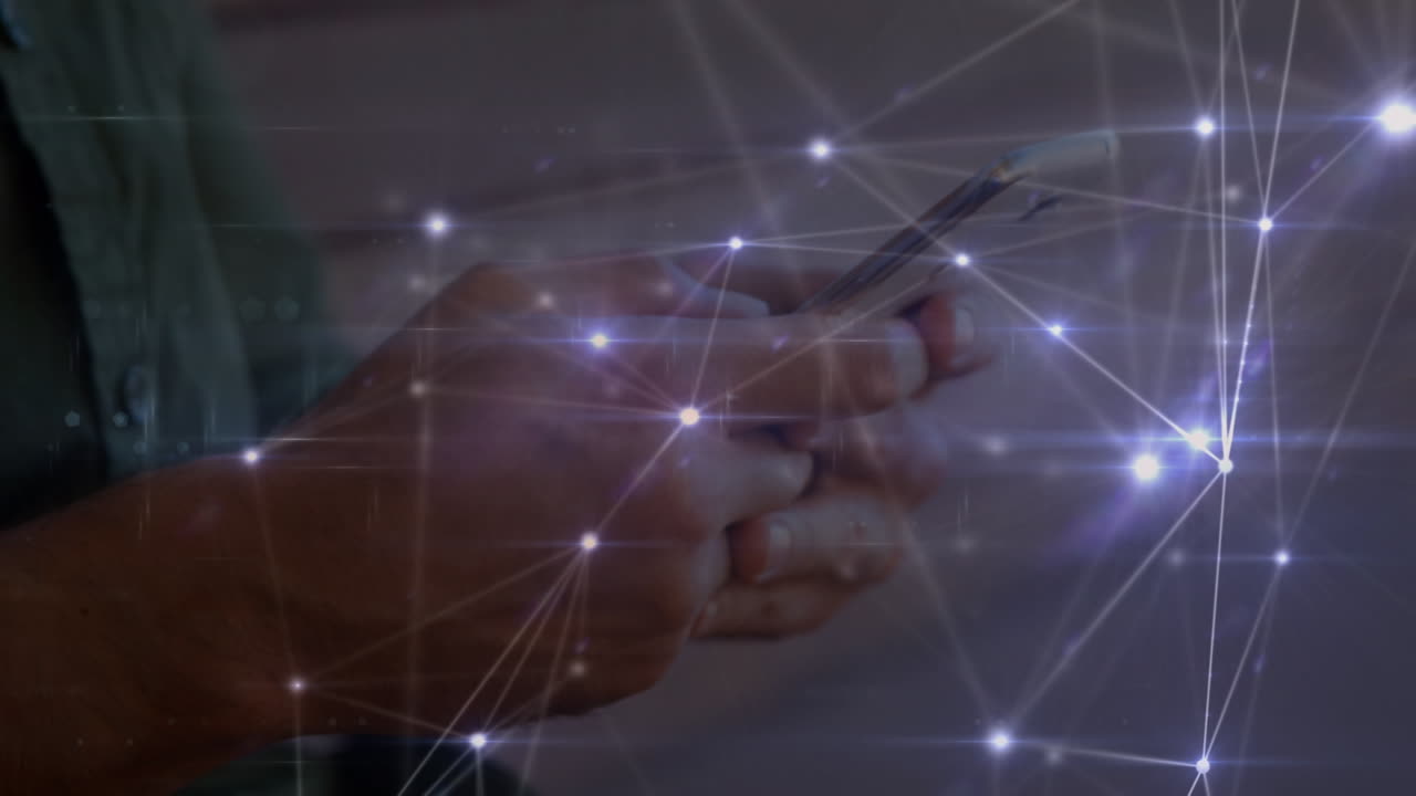 animación de la red de conexiones sobre hombres que usan teléfonos inteligentes