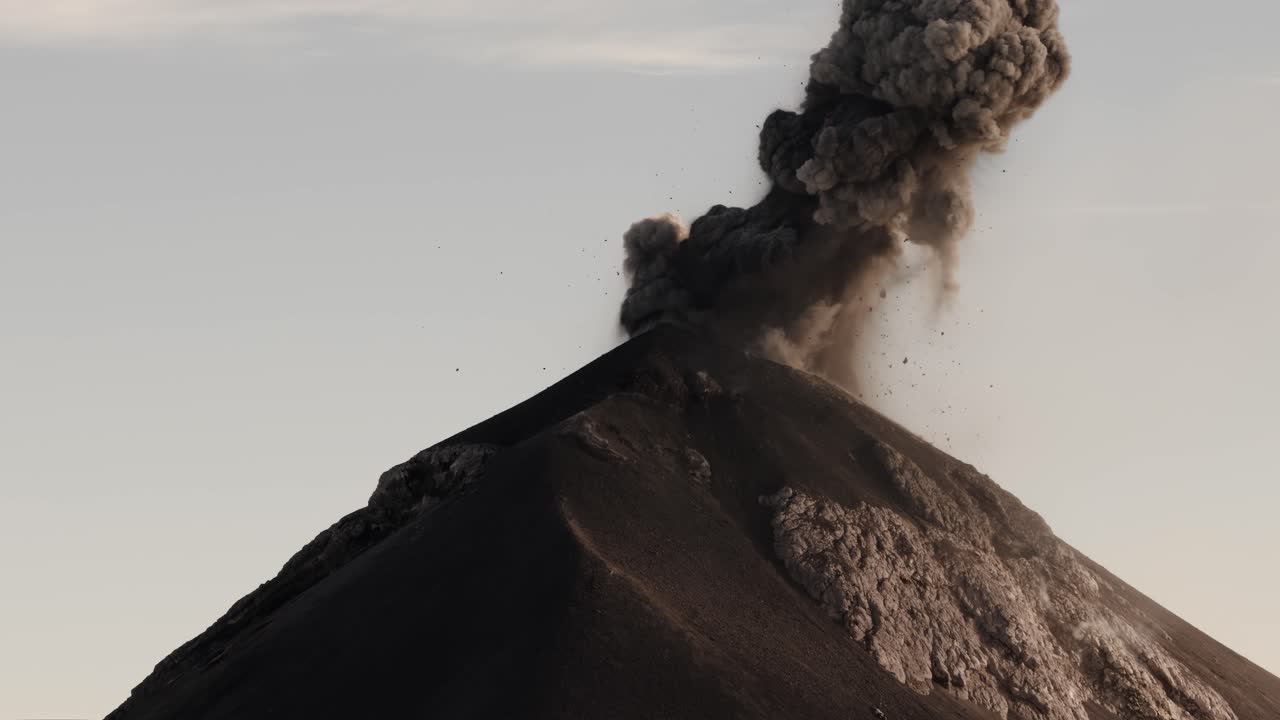 Potente esplosione di cenere si innalza dalla cima del vulcano Fuego in Guatemala durante un'eruzione attiva