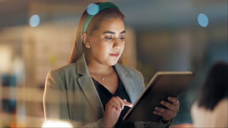 pensamiento, negocios y mujer con una tableta