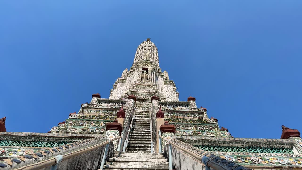 wat arun templo budista del amanecer establecer las escaleras disparadas torre principal de bangkok