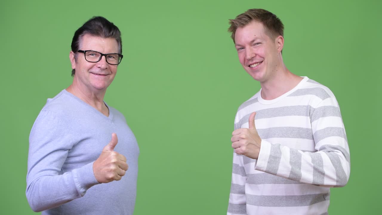 나이 든 잘생긴 남자와 젊은 잘생긴 남자가 함께 하이파이브를 하고 있습니다.