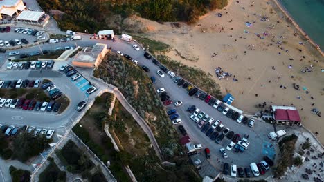 Vogelperspektive-Einer-Wunderschönen-Bucht-Und-Eines-Resorts-Am-Strand-Von-Malta,-Aufgenommen-Von-Einer-Drohne-Während-Der-Magischen-Goldenen-Stunde