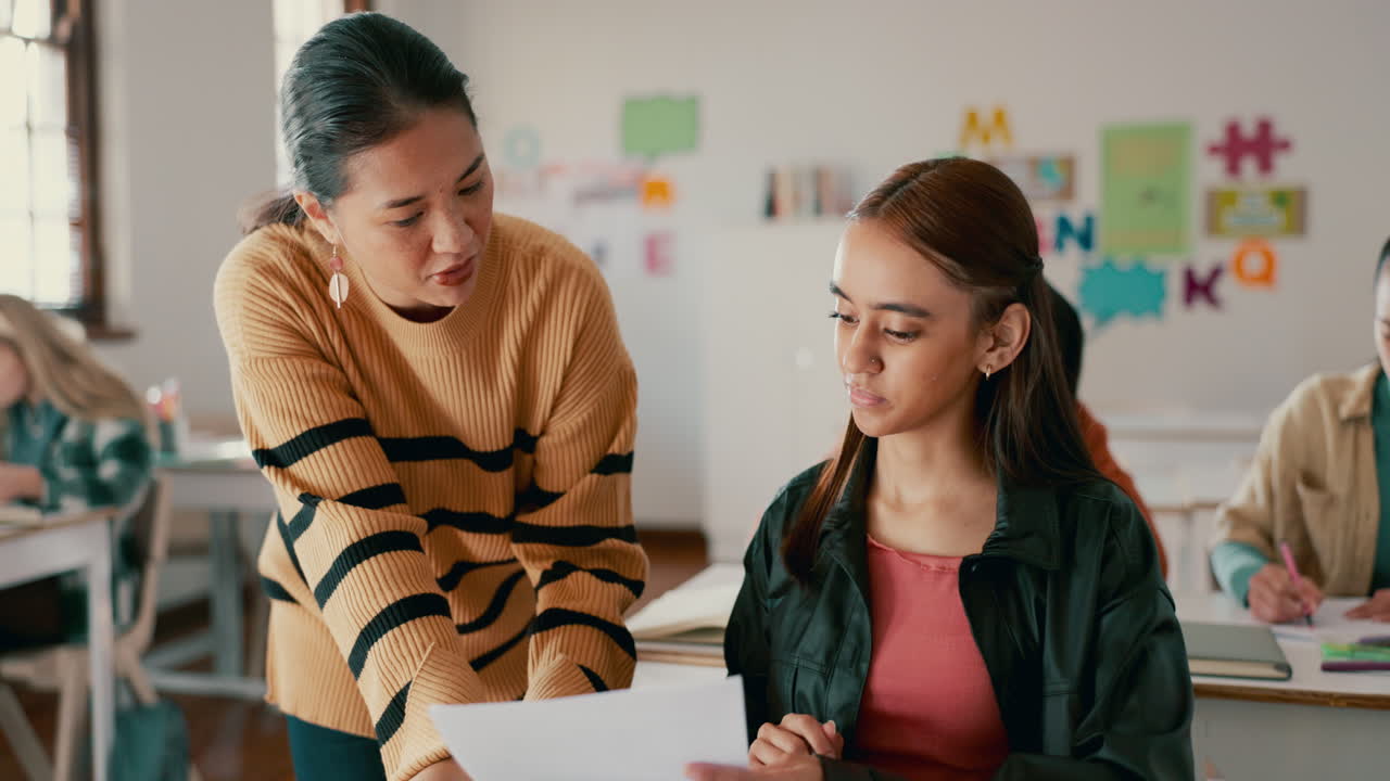 la escuela, la educación y el maestro ayudan al estudiante