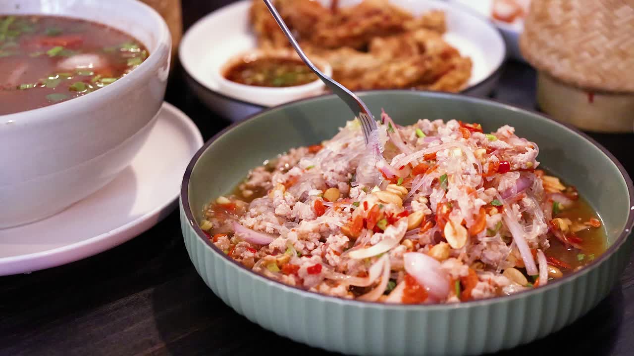 맛있는 태국 음식이 제공되고 즐기고 있습니다.