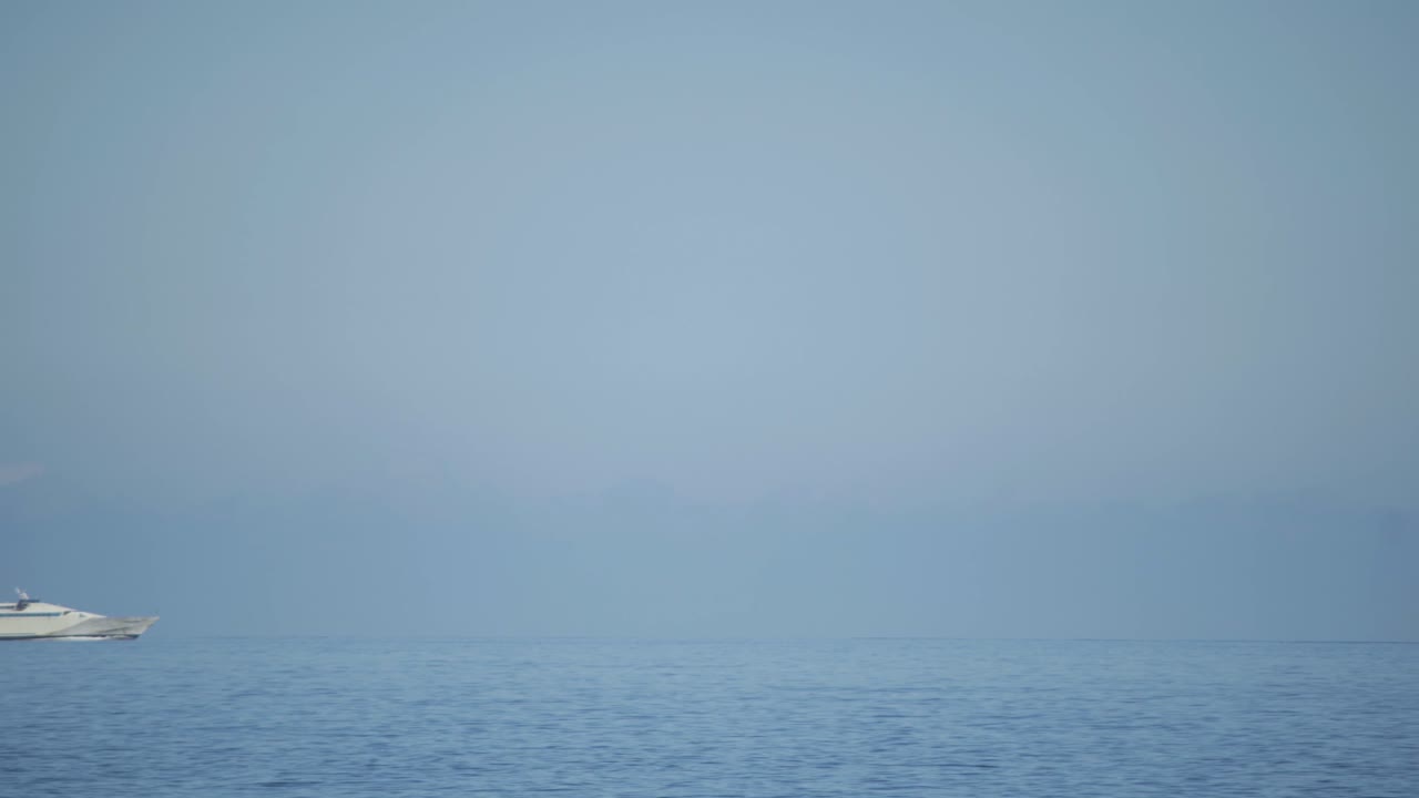 완벽한 파란 하늘과 함께 파란색과 평온한 카리브 해를 항해하는 중간 크레즈