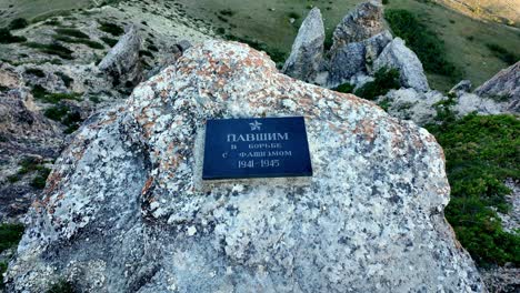 una vista de cerca de una placa conmemorativa dedicada a los que cayeron en la lucha contra el fascismo durante la segunda guerra mundial