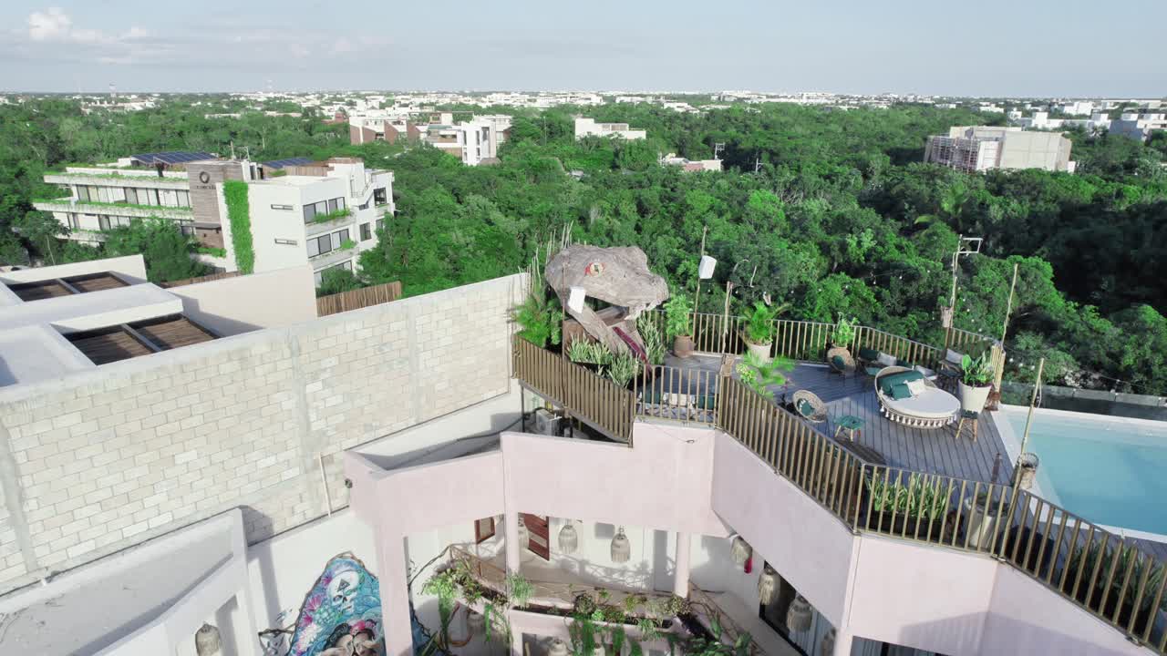 영화적인 드론 클립이 매우 고급스러운 수영장 바와 리조트에서 멀어지고 있습니다.