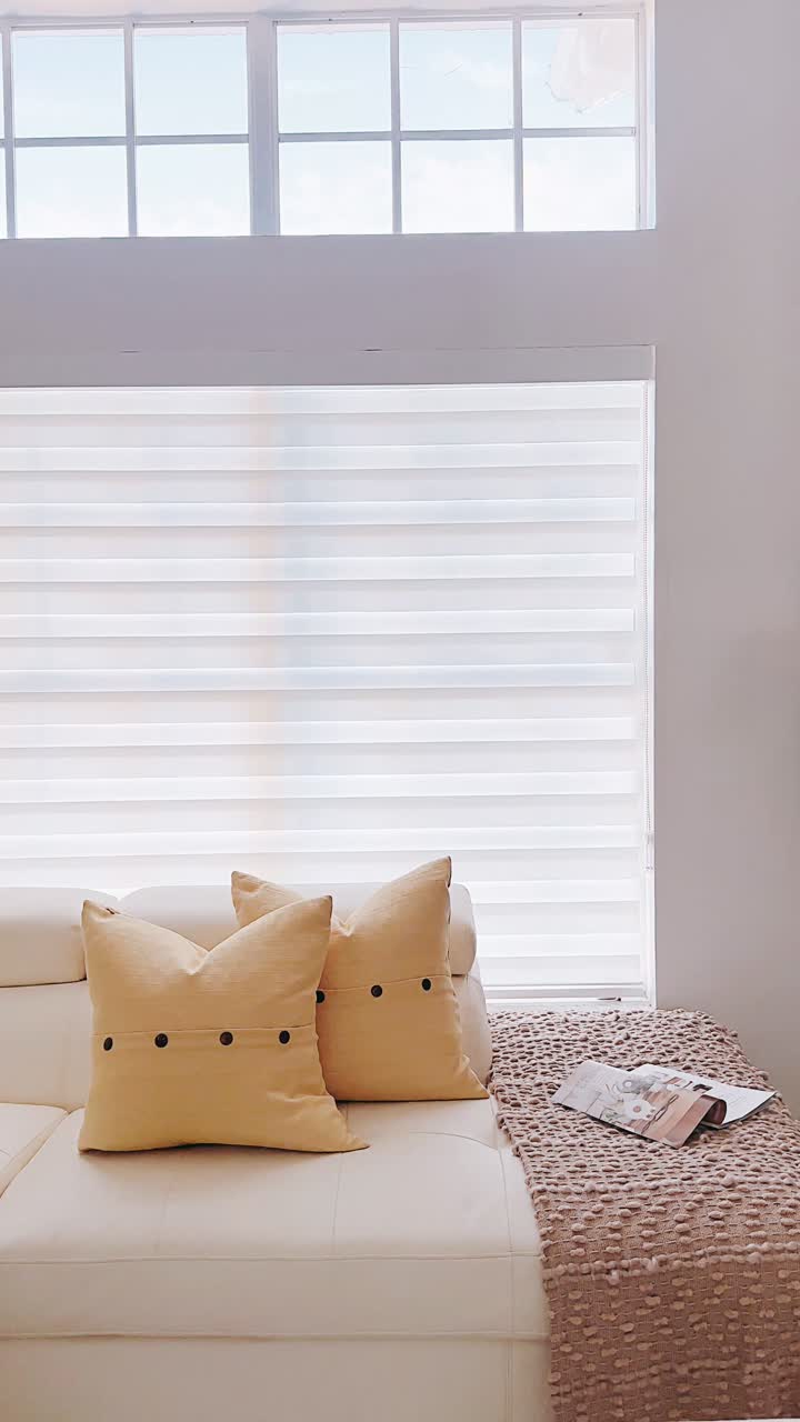 habitación acogedora con almohadas amarillas y manta beige