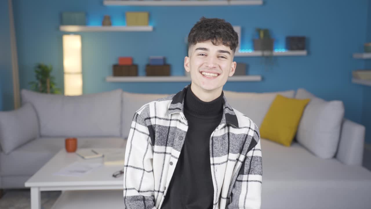 un joven de ánimo feliz y positivo riendo, riendo, divirtiéndose.