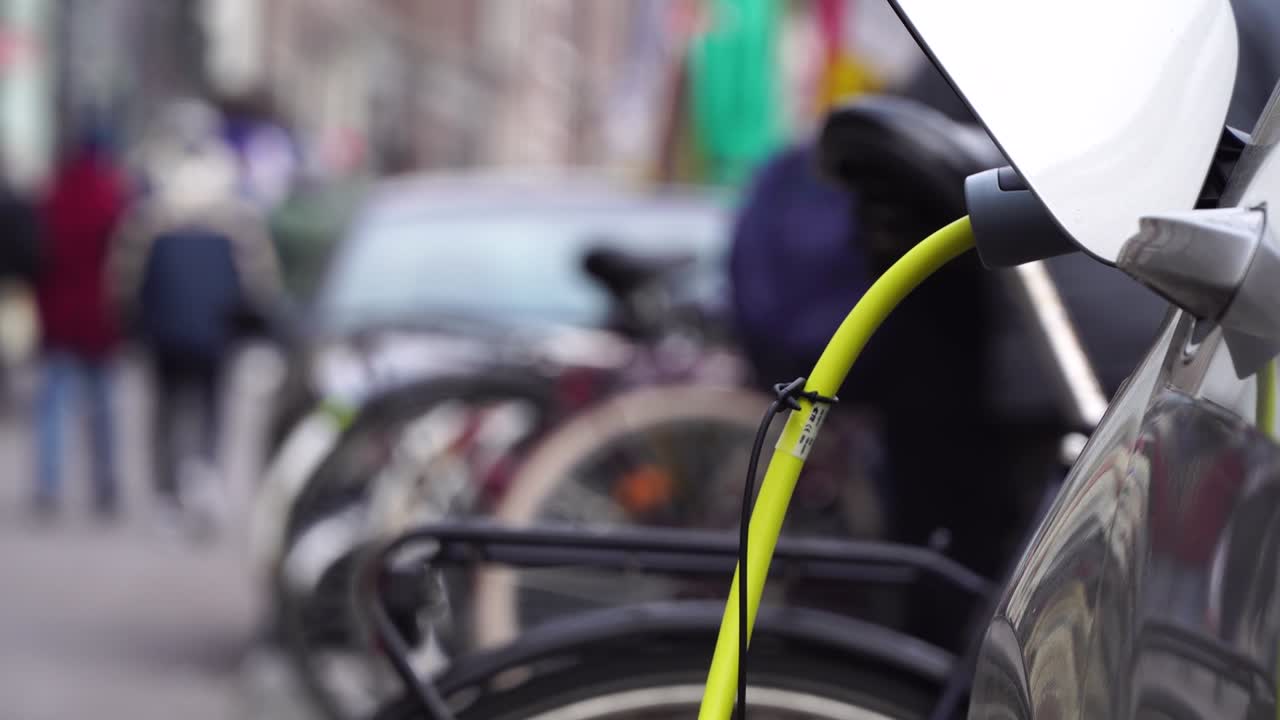 배경에서 전기 자동차 충전 암스테르담의 자전거