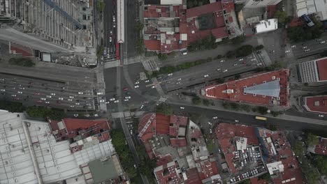 Hiperlapso-Aéreo:-Denso-Tráfico-Urbano-Circulando-Por-Calles-Urbanas,-México