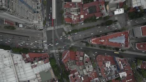 hiperlapso aéreo: denso tráfico de la ciudad conduciendo en la calle urbana, méxico