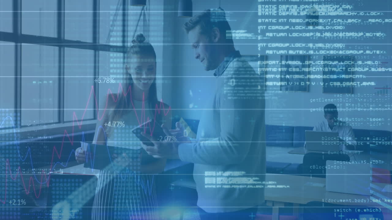 태블릿을 사용하고 대화하는 백인 동료에 대한 데이터 처리 및 다이어그램의 애니메이션