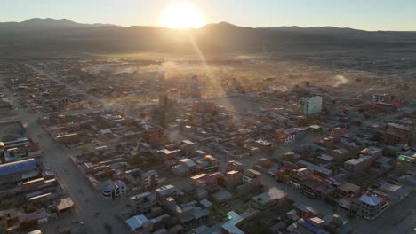 Salar-De-Uyuni-Pueblo-Ciudad-Drone-Vista-Aérea-Bolivia-Sudamérica-Tren-Cementerio