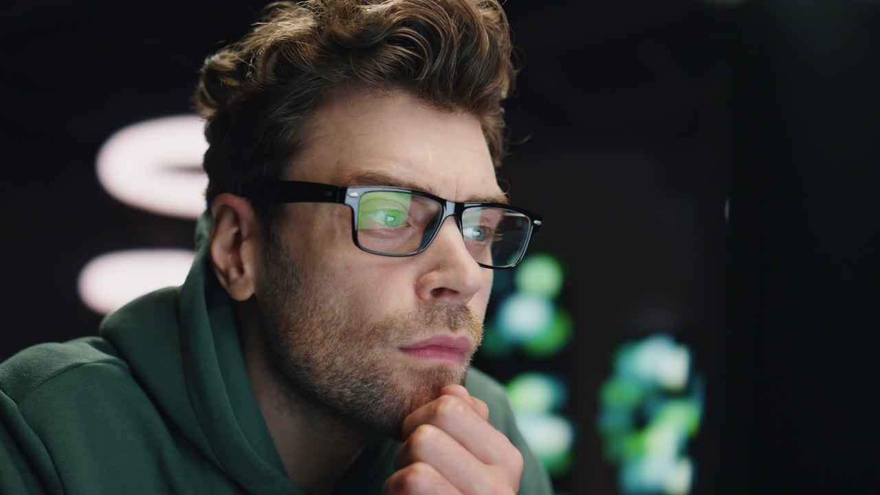 hombre codificador buscando computadora haciendo sistema de investigación lugar de trabajo de primer plano. chico leyendo